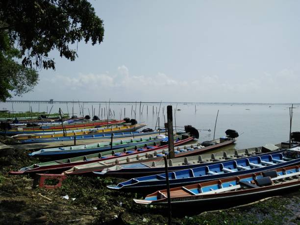 istock Scenery and boat tours to the lake. 654036972