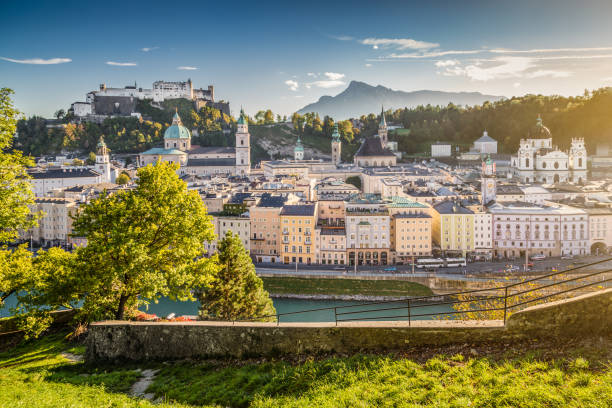 cidade histórica de salzburgo ao pôr do sol em salzburger land, áustria - kapuzinerberg - fotografias e filmes do acervo