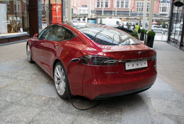 tesla model s elektro-auto, victoria viertel einkaufszentrum, leeds - victoria quarter stock-fotos und bilder