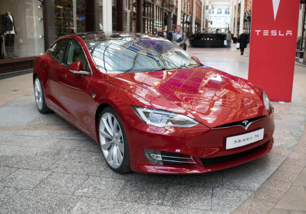 tesla model s elektro-auto, victoria viertel einkaufszentrum, leeds - victoria quarter stock-fotos und bilder