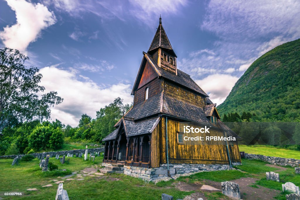 Iglesia De Madera De Urnes La Unesco En Ornes Noruega Foto de stock y más banco de imágenes de Urnes - iStock Iglesia De Madera De Urnes La Unesco En Ornes Noruega Foto de stock y más banco de imágenes de Urnes - iStock