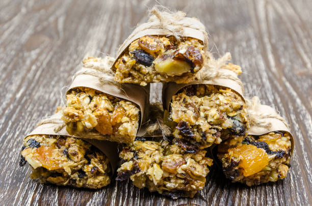 muesli fatti in casa biologici e sani con frutta secca e noci. - oatmeal raisin porridge nut foto e immagini stock