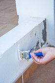 hand-halten-pinsel-malerei-mauer.jpg?b=1&s=170x170&k=20&c=dDf05agNRVQ75d_SdinnuKWbNu622bhl0HA-MtvYJXE=