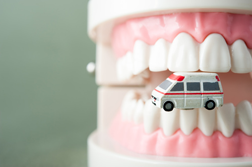 Modelo de dientes y ambulancia de miniatura photo