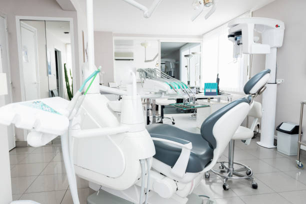 стоматологический кабинет и стоматологическое оборудование - dentist office dentists chair chair nobody стоковые фото и изображения