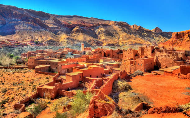 vista del pueblo de bou tharar. marruecos, el valle de las rosas - morocco landscape mountain mountain range fotografías e imágenes de stock