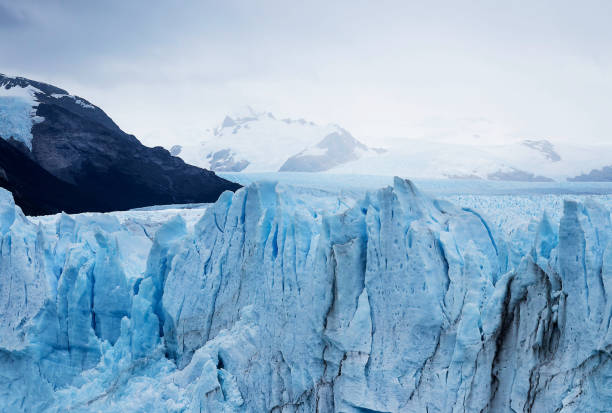 vue des montagnes et des glaciers, patagonie - glacier antarctica crevasse ice photos et images de collection