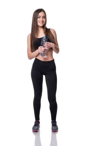 흰색 배경 위에 순수한 물 한 병을 들고 운동 후 긍정적인 여성 피트 니스 모델. - aerobics beautiful bottle body 뉴스 사진 이미지