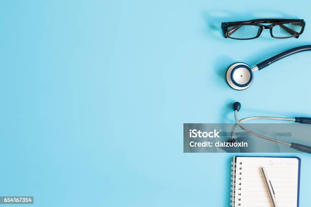 Stethoskop Auf Ärzte Schreibtisch Stockfoto und mehr Bilder von Gesundheitswesen und Medizin - Gesundheitswesen und Medizin, Medizinisches Gerät, Bildhintergrund