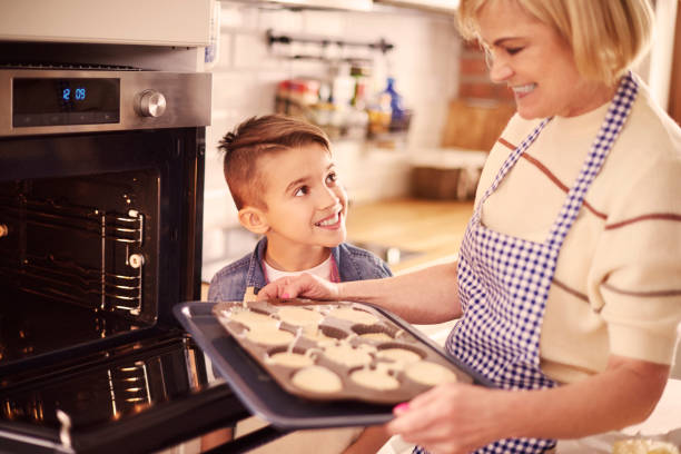istock The cookies will be ready in one hour 654206456