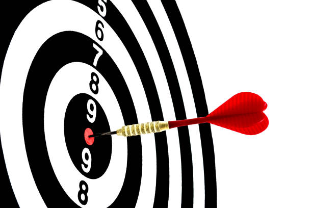 istock Arrow in the middle of the Dartschebe 654206844