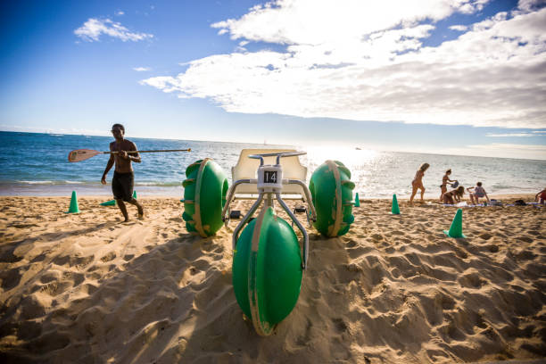 rower wiosłowy i ludzie na plaży honolulu, hawaje, stany zjednoczone - beach buggy zdjęcia i obrazy z banku zdjęć