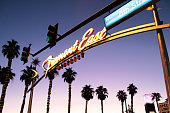 blick-auf-die-fremont-street-mit-vintage-beleuchtet-vegas-schild.jpg?b=1&s=170x170&k=20&c=pVNkTtUsVViwCjFmOPxbG2d4Zd_FQIg7TY1X-fwpabI=