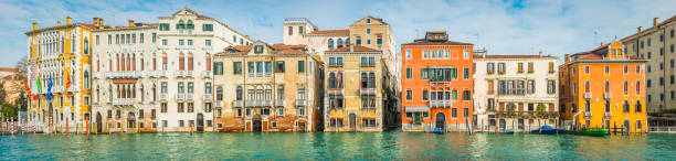 panorama wenecji kolorowe wille wzdłuż kanału grande włochy - venice italy italy arch bridge nautical vessel zdjęcia i obrazy z banku zdjęć