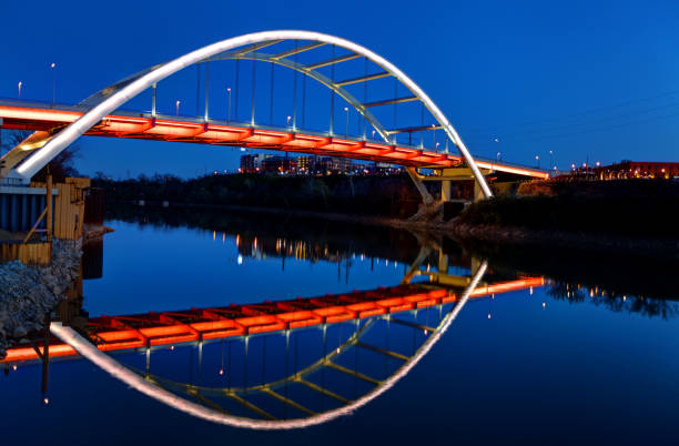 il gateway bridge di nashville che riflette sul fiume cumberland - cumberland river foto e immagini stock