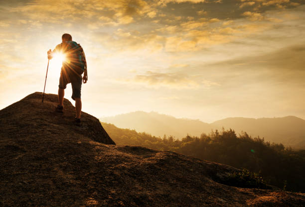 backpacker walking on mountain peak - sunrise asia china climbing imagens e fotografias de stock