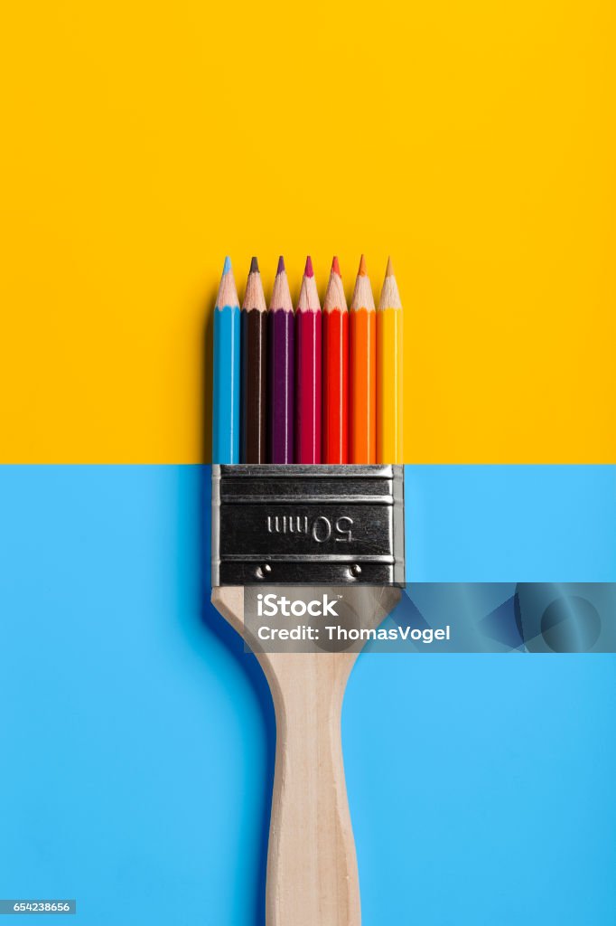 Escova de pintura de lápis de cor - azul amarelo - Foto de stock de Pincel royalty-free