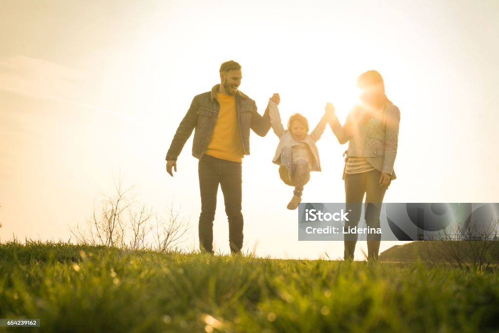 Glückliche Familie wogenden Spaß im Park. - Lizenzfrei Beide Elternteile Stock-Foto