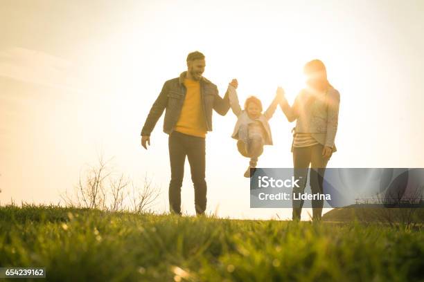 Glückliche Familie Wogenden Spaß Im Park Stockfoto und mehr Bilder von Beide Elternteile - Beide Elternteile, Bewegung, Drei Personen