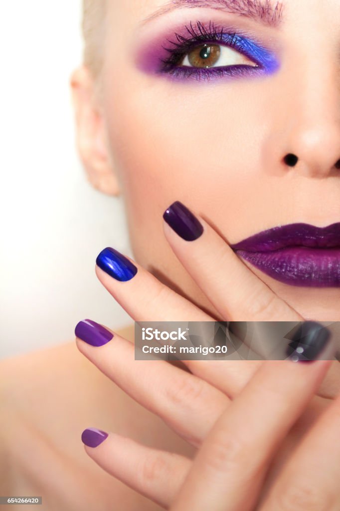 Azul púrpura de moda maquillaje y manicura multicolor. - Foto de stock de Achiote libre de derechos