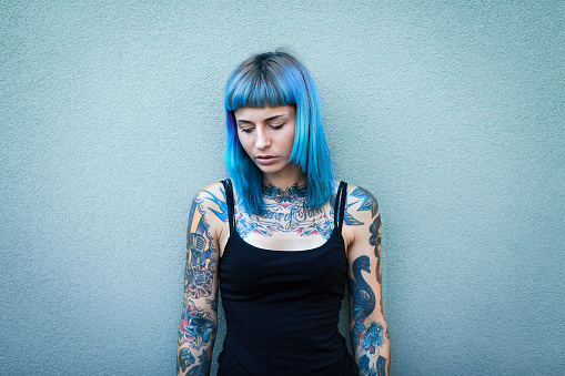 Las jóvenes tatuadas con pelo azul photo