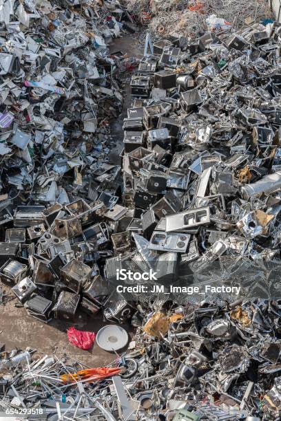 Haufen Von Sortiertem Material In Einer Recyclinganlage Stockfoto und mehr Bilder von Elektroschrott