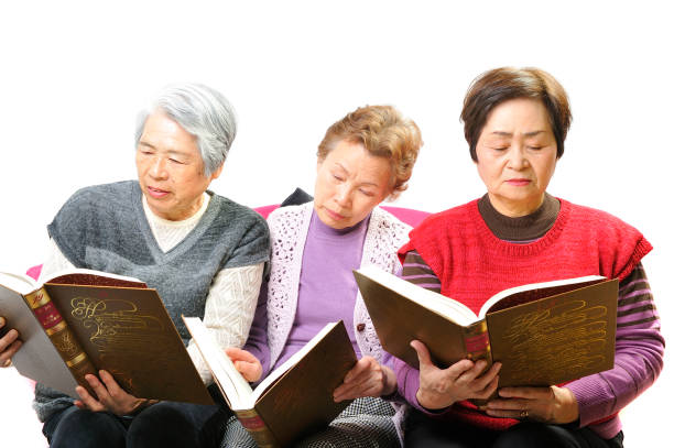 istock Women of the Japanese reading a book 654297002
