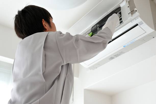 istock Japanese man dressed for work crews to clean the air conditioner 654306150