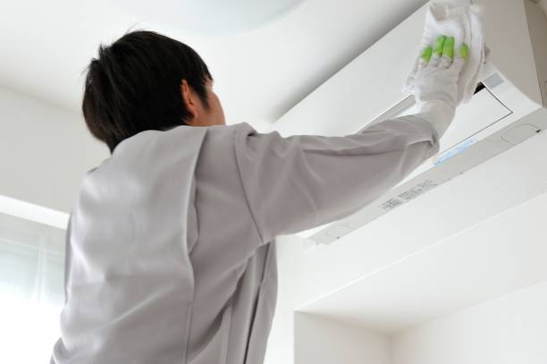 istock Japanese man dressed for work crews to clean the air conditioner 654306220