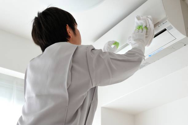 istock Japanese man dressed for work crews to clean the air conditioner 654306264