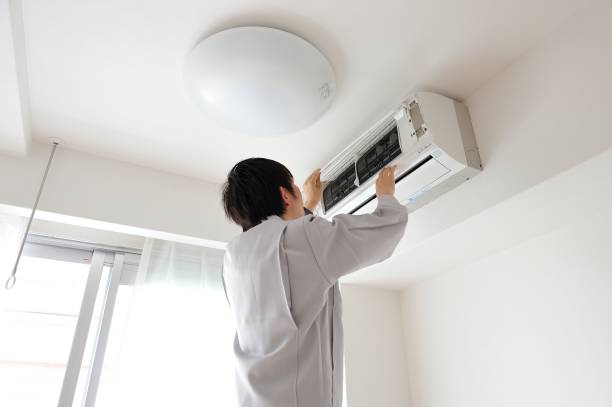 istock Japanese man dressed for work crews to clean the air conditioner 654306326