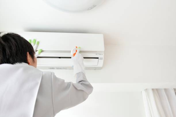 istock Japanese man dressed for work crews to clean the air conditioner 654306394