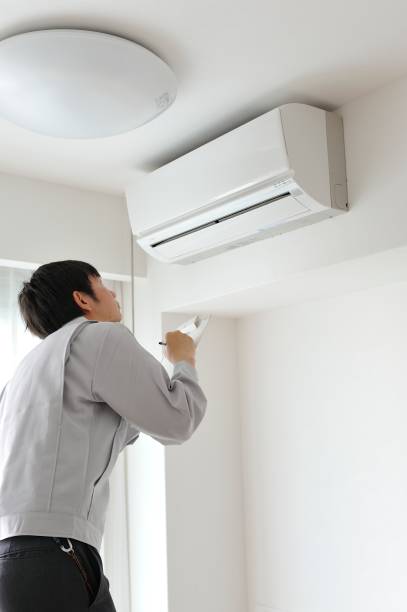 istock Japanese man dressed for work crews to clean the air conditioner 654306554