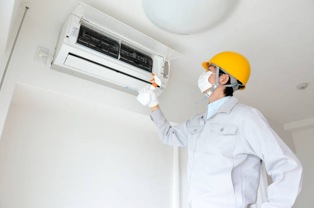 istock Japanese man dressed for work crews to clean the air conditioner 654307772