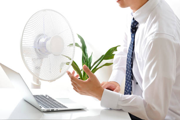 istock Businessman using laptop next to the fan in Japanese 654317372