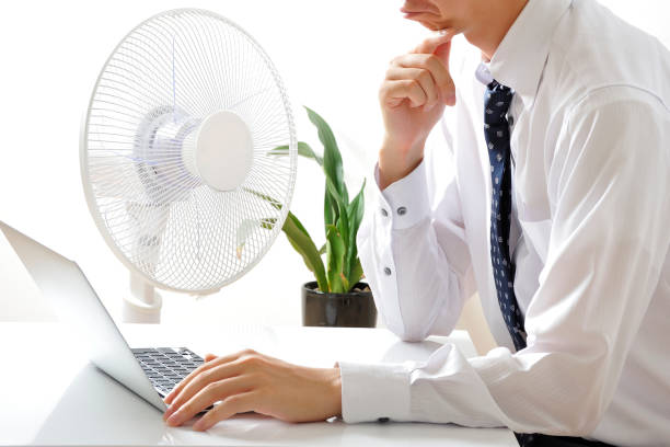 istock Businessman using laptop next to the fan in Japanese 654317476