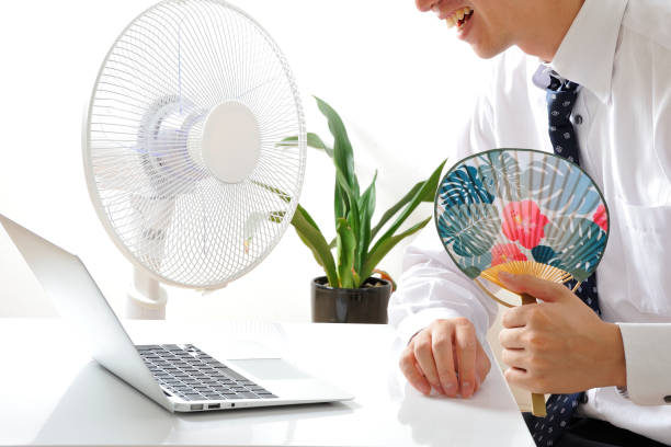 istock Businessman using laptop next to the fan in Japanese 654317520