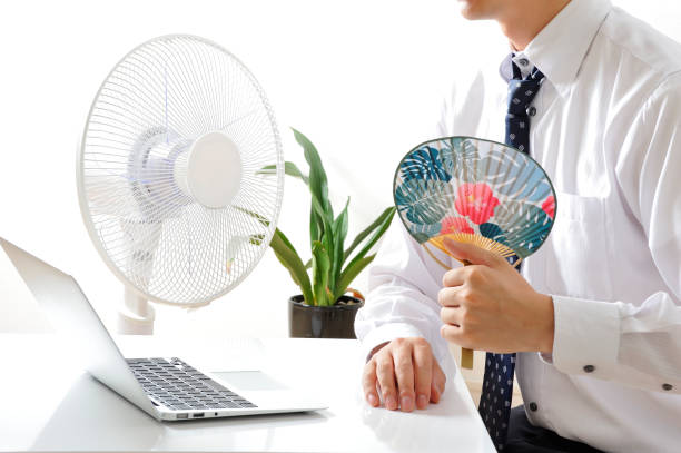 istock Businessman using laptop next to the fan in Japanese 654317532