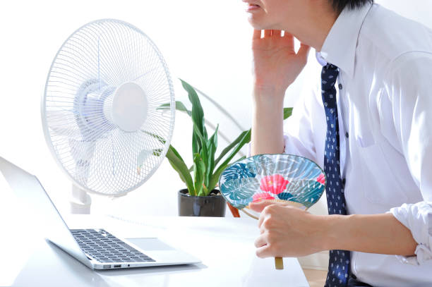 istock Businessman using laptop next to the fan in Japanese 654317710