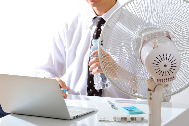 istock Businessman using laptop next to the fan in Japanese 654317840