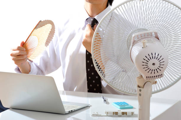 istock Businessman using laptop next to the fan in Japanese 654317858