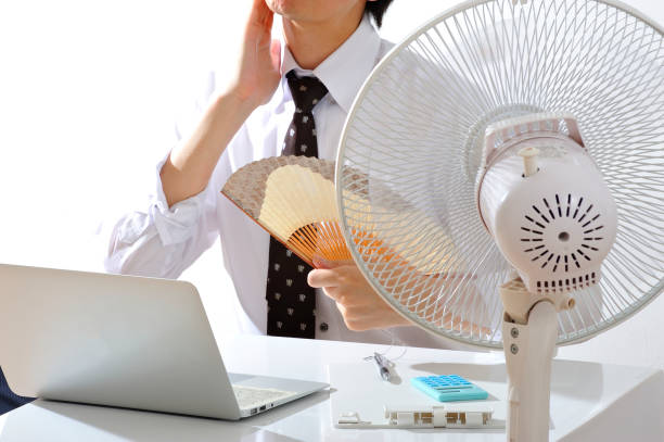 istock Businessman using laptop next to the fan in Japanese 654317872
