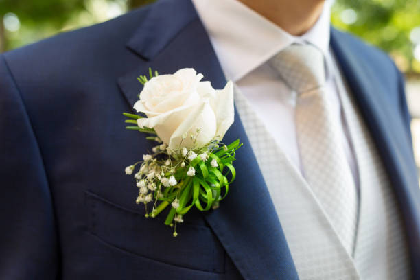 boutonniere en smoking - fleur à la boutonnière photos et images de collection