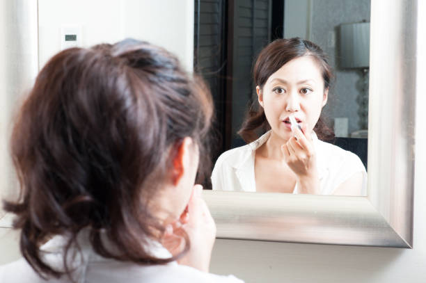 istock Japanese lady makeup in front of a mirror 654328610