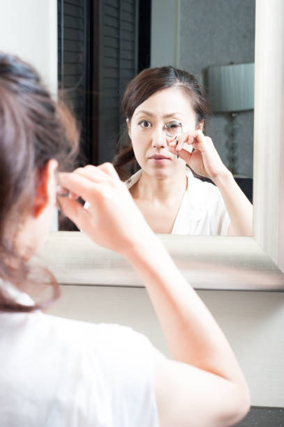 istock Japanese lady makeup in front of a mirror 654328616