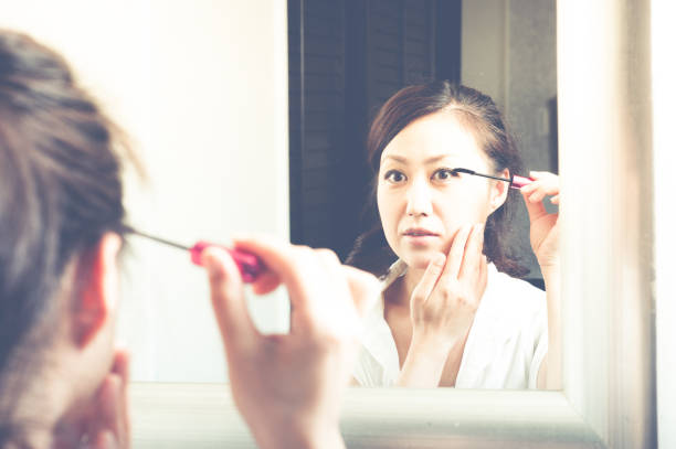 istock Japanese lady makeup in front of a mirror 654328628