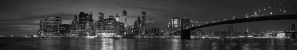 nueva york con el puente de brooklyn, icónico panorama del horizonte por la noche en blanco y negro - brooklyn bridge new york city brooklyn bridge fotografías e imágenes de stock