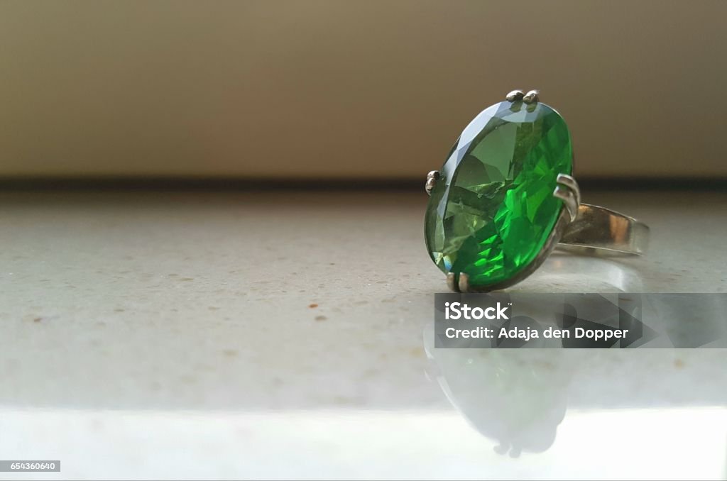 Verstikkend snel Kansen Zilveren Ring Met Groene Steen Stock Photo - Download Image Now - Bijou -  Personal Accessory, Gemstone, Green Color - iStock
