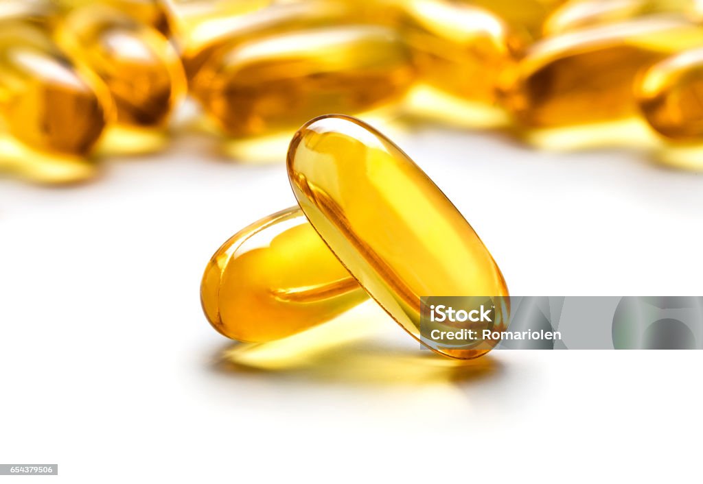 Dos cápsulas de Omega 3 aislado sobre fondo blanco - Foto de stock de Omega-3 libre de derechos