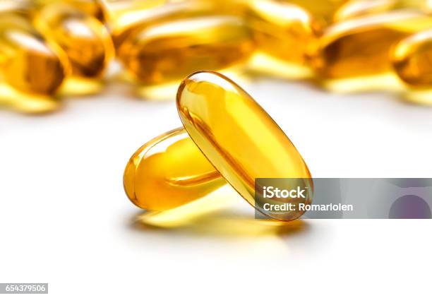 Dos Cápsulas De Omega 3 Aislado Sobre Fondo Blanco Foto de stock y más banco de imágenes de Omega-3 - Omega-3, Cápsula, Píldoras